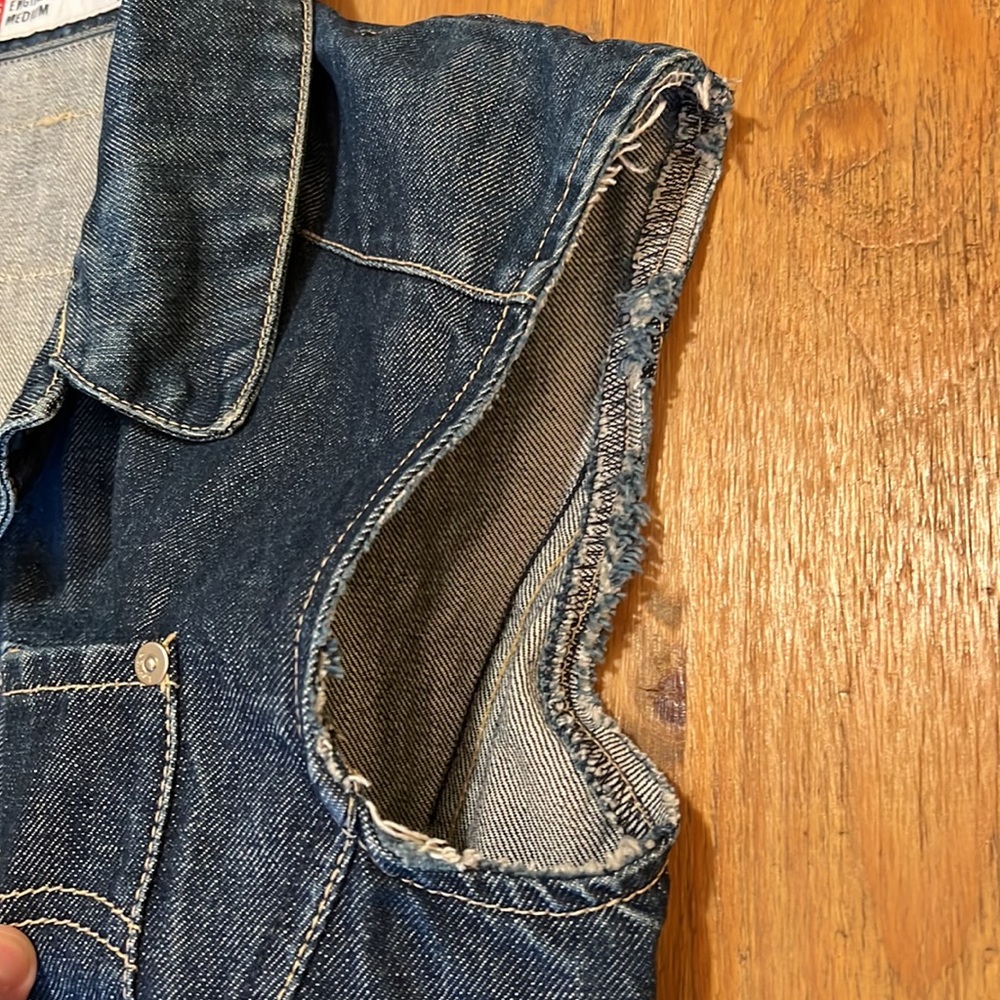 Levi’s Men’s Vest/Waistcoat Like New Medium Denim Blue Classic Collar Buttons - Picture 9 of 11